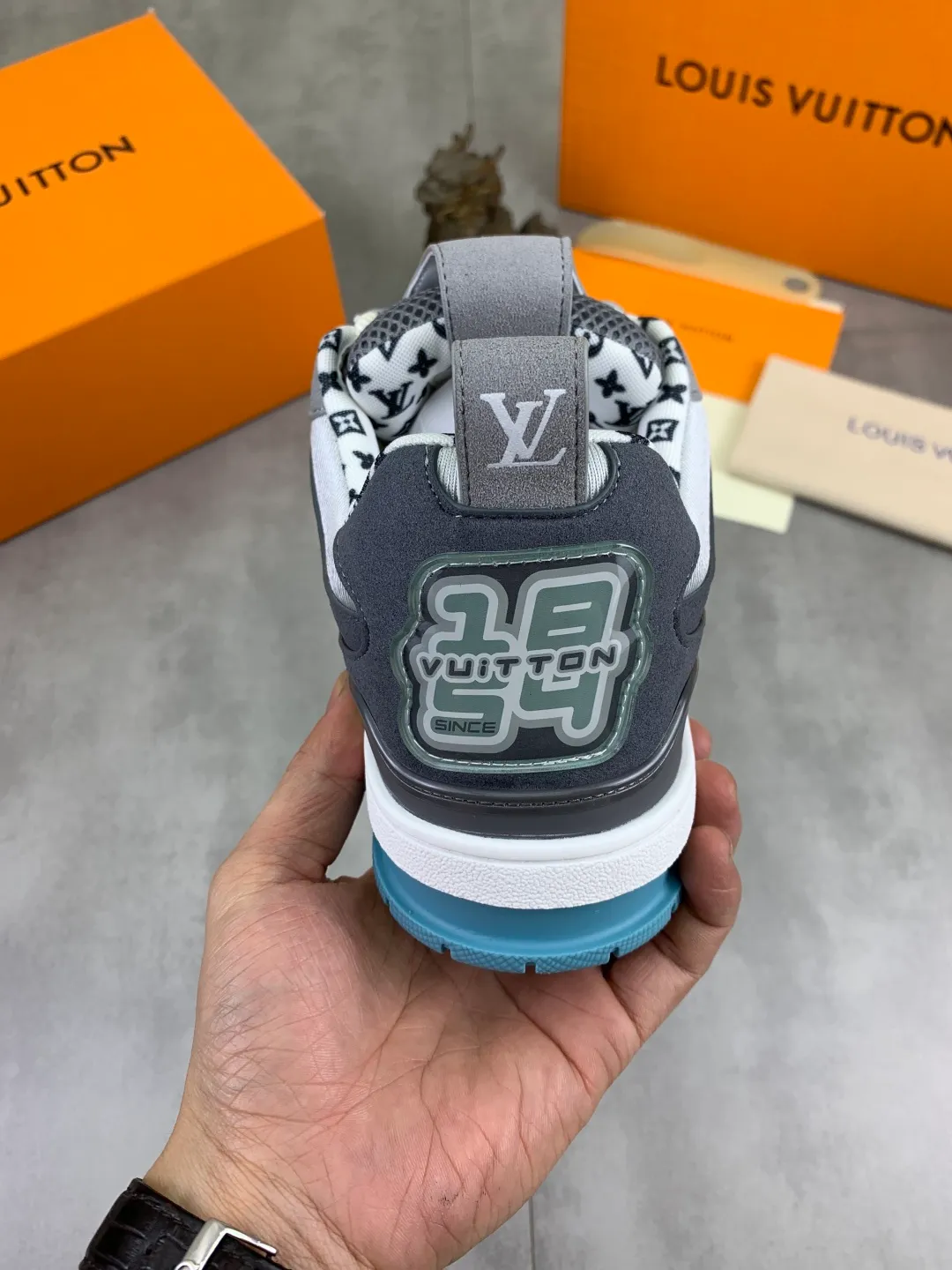 Men's Men's Shoes 💰P660 New The new LV TRAINER series of sneakers are on sale. This LV Trainer sneaker reinterprets Virgil Abloh's classics with nubuck and grained cow leather, and is decorated with Monogram flowers on the rubber outsole of the same color. A deformed Monogram flower occupies the sides, contrasting with the asymmetric Louis and Vuitton logos at the rear. The original version was designed by Virgil Abloh and was inspired by vintage basketball shoes. Featuring LV monograms on the tongue and upper, a scripted Louis Vuitton logo on the sides and a #54 logo on the rear, the rubber outsole features Monogram flowers and continues the comfort of an innovative gel outsole. Comes with original drawer box and complete packaging! Color: 3️⃣colors available